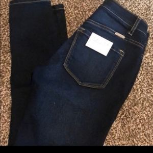 NWT KanCan Dark Wash Skinny Jean's Size 1
…